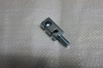 Кронштейн троса заднего хода МБ-902/905